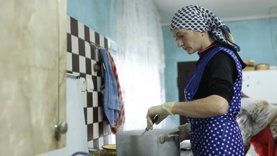 Волонтерять усім селом. Як в громаді на Буковині впродовж року війни допомагають військовим