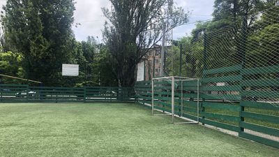 Майже мільйон збитку: в Одесі судитимуть підрядника та чиновницю за ремонт шкільного стадіону