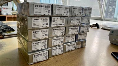 Київські митники виявили цигарки замість задекларованого декору та іграшок у посилках до США