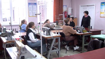 Студенти коледжу з Вінниччини шиють спіднє для оборонців