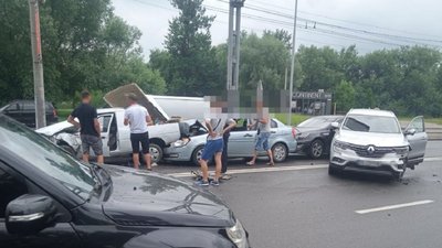 У Львові зіткнулися шість авто. Рух ускладнений