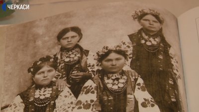 Черкащанка створює українські традиційні воскові віночки Черкащанка створює українські традиційні воскові віночки