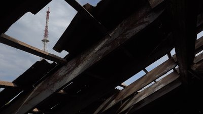 Ремонтують дах і міняють вікна: у Чернігові почали відновлювати будинок на Ремісничий, який обстріляли росіяни Ремонтують дах і міняють вікна: у Чернігові почали відновлювати будинок на Ремісничий, який обстріляли росіяни