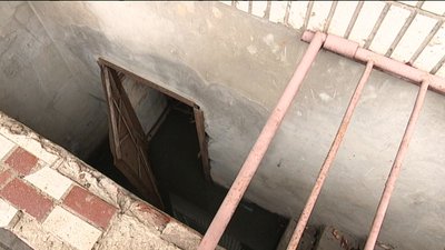 "Треба було створити комісію". Підвал будинку у Сумах другий місяць затоплює каналізація