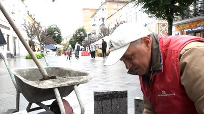 В Житомирі проводять поточний ремонт вулиці Михайлівської – перекладають тротуарну плитку В Житомирі проводять поточний ремонт вулиці Михайлівської – перекладають тротуарну плитку