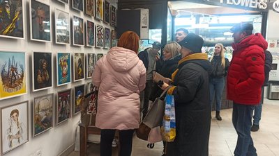 "Мистецтво під час війни": у Вінниці відкрили благодійну виставку на підтримку ЗСУ "Мистецтво під час війни": у Вінниці відкрили благодійну виставку на підтримку ЗСУ