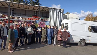 Волонтери завантажують фуру продуктами для бійців Волонтери завантажують фуру продуктами для бійців