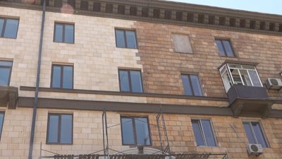 Під’їзд, якого не стало. Як у Запоріжжі відновлюється будинок на Соборному
