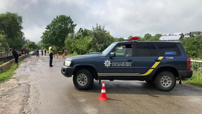 На Прикарпатті поліцейські перекрили дорогу через пошкоджений міст