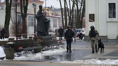 Поліцейські встановлюють особу чоловіка, який залишив коробку біля катедри в Тернополі
