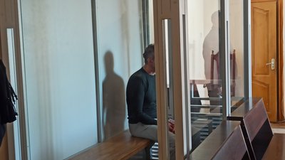 Підозрюваний у розбещенні учениць директор мовної школи під час засідання