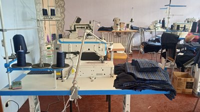 Шиють чоловічу білизну. В одному зі швейних цехів Кривого Рогу працевлаштували кількох переселенок Шиють чоловічу білизну. В одному зі швейних цехів Кривого Рогу працевлаштували кількох переселенок