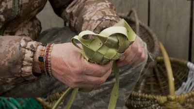 Ветеран із Рівненського Полісся плете постоли для доньки Ветеран із Рівненського Полісся плете постоли для доньки