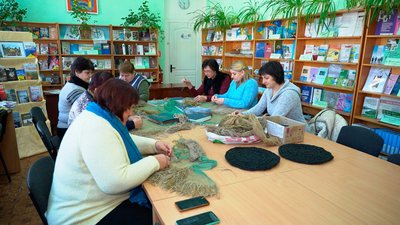 Бібліотекарі з Дніпропетровщини виготовили 10 "кікімор" для українських військових