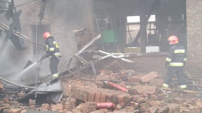 У Ніжині горить приміщення меблевої фабрики У Ніжині горить приміщення меблевої фабрики