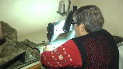 Вінничанка шиє плитоноски та розвантажувальні жилети для військових Вінничанка шиє плитоноски та розвантажувальні жилети для військових