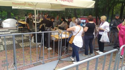 В івано-франківському парку під час святкування Дня Незалежності усіх охочих пригощали баношем В івано-франківському парку під час святкування Дня Незалежності усіх охочих пригощали баношем