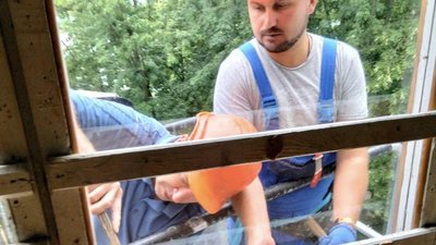 Хмельницькі комунальники склять вікна в будинках Чернігова. Хмельницькі комунальники склять вікна в будинках Чернігова.