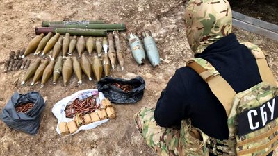 На Луганщині СБУ виявила дві схованки окупантів з боєприпасами