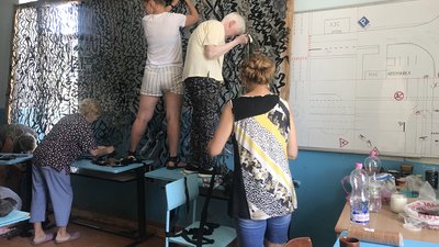 "Сидіти — негоже, бо наші хлопці там стоять за нас". Як у Болехові волонтери виготовляють аптечки й маскувальні сітки "Сидіти — негоже, бо наші хлопці там стоять за нас". Як у Болехові волонтери виготовляють аптечки й маскувальні сітки