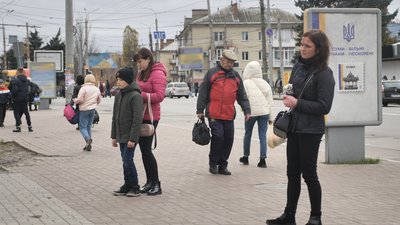 "Співаю для тата та воїнів ЗСУ". У Сумах дівчинка збирає кошти для підрозділу батька