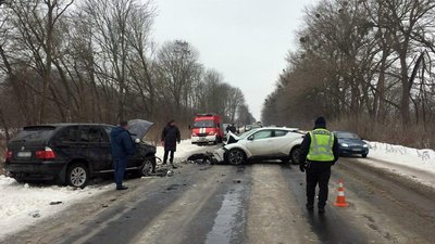 У Хмельницькому зіткнулося два автомобілі. Травмованого водія госпіталізували до лікарні