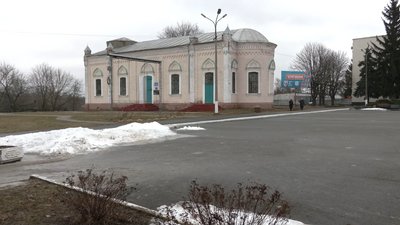 Будівля, де зараз розміщується Коропський регіональний історико-археологічний музей, яка на початку ХХ століття була Свято-Феодосіївською церквою Будівля, де зараз розміщується Коропський регіональний історико-археологічний музей, яка на початку ХХ століття була Свято-Феодосіївською церквою
