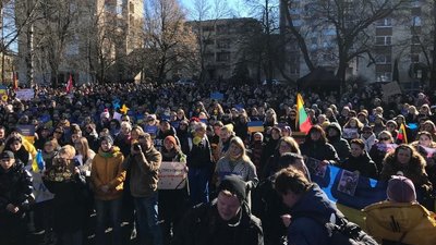 Литовські жінки підтримали українок. Журналістки та активістки вийшли з мовчазним протестом Литовські жінки підтримали українок. Журналістки та активістки вийшли з мовчазним протестом