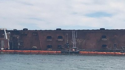 Біля затонулого в Одесі танкера зафіксували скидання сорбенту - Екоінспекція Біля затонулого в Одесі танкера зафіксували скидання сорбенту - Екоінспекція