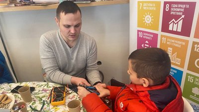Вчились з дітьми ремонтувати техніку. У Херсоні відбувся майстер-клас для татусів Вчились з дітьми ремонтувати техніку. У Херсоні відбувся майстер-клас для татусів