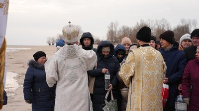 Містян освячують водою у свято Водохреща, 6 січня 2024 року, Черкаси