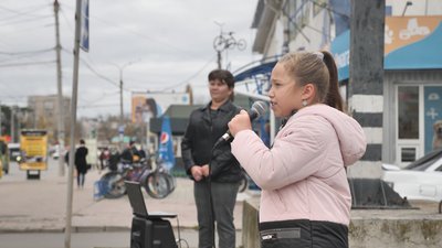 "Я співаю, щоб допомогти". У Сумах дівчинка збирає кошти для підрозділу батька
