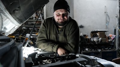 Механік з Чернівецької області виготовляє баггі та ремонтує автомобілі для українських військових Механік з Чернівецької області виготовляє баггі та ремонтує автомобілі для українських військових
