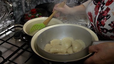 Житомирянка Валентина Висоцька раз на тиждень варить декілька сотень вареників для військових на фронт Житомирянка Валентина Висоцька раз на тиждень варить декілька сотень вареників для військових на фронт