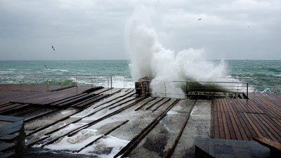 В Одесі шторм пошкодив набережну біля дельфінарію на пляжі Ланжерон В Одесі шторм пошкодив набережну біля дельфінарію на пляжі Ланжерон
