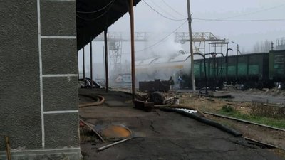 На Вінниччині ліквідовують витік аміаку з цистерни На Вінниччині ліквідовують витік аміаку з цистерни