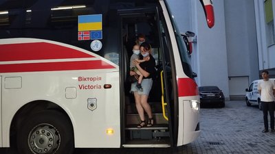 Евакуаційний автобус біля Центру дитячої медицини, 17 липня 2024