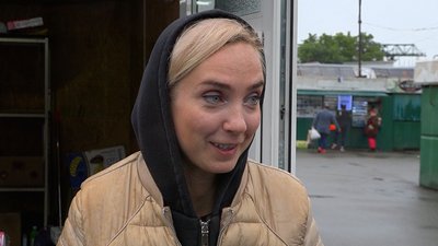 У Чернігові дівчинка продає компот, аби назбирати грошей для ЗСУ