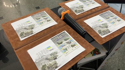 "Зброя Перемоги". Укрпошта випустила нову марку до Дня ЗСУ "Зброя Перемоги". Укрпошта випустила нову марку до Дня ЗСУ