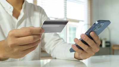 Чоловік з карткою та смартфоном в руках: ошукали в Чернігові шахраї, бо хотів заробити