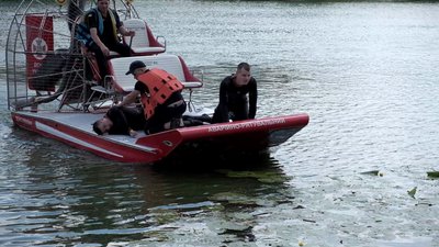 Як врятувати потопаючого: на річці Південний Буг вінницькі рятувальники провели показові навчання Як врятувати потопаючого: на річці Південний Буг вінницькі рятувальники провели показові навчання