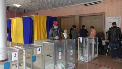 П’ять бюлетенів на виборах – як голосують у 208-му окрузі на Чернігівщині. РЕПОРТАЖ