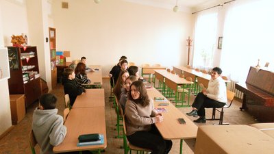 Батьки учнів одного з ліцеїв Франківська виступили проти, щоб у класах їхніх дітей зробили гуртожиток для переселенців Батьки учнів одного з ліцеїв Франківська виступили проти, щоб у класах їхніх дітей зробили гуртожиток для переселенців