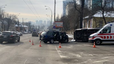 У Києві біля Охмадиту перекинувся автомобіль Швидкої У Києві біля Охмадиту перекинувся автомобіль Швидкої