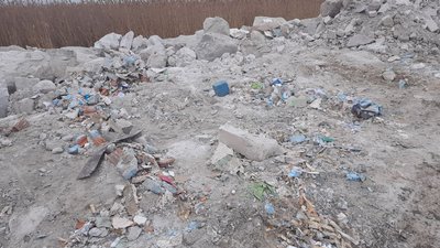 У Херсоні на узбережжя річки звозять будівельне сміття У Херсоні на узбережжя річки звозять будівельне сміття