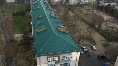 На Херсонщині у Новій Каховці відновили дах після пожежі в п'ятиповерхівці На Херсонщині у Новій Каховці відновили дах після пожежі в п'ятиповерхівці