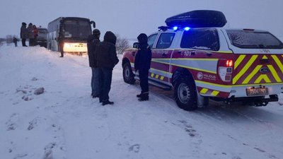 Застрягли у заметах. На Львівщині рятувальники витягнули зі снігу два пасажирські автобуси Застрягли у заметах. На Львівщині рятувальники витягнули зі снігу два пасажирські автобуси