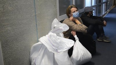 Біля Тернопільської міської територіальної виборчої комісії утворились черги Біля Тернопільської міської територіальної виборчої комісії утворились черги