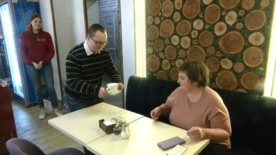 "Один день на роботі". У Кропивницькому люди з синдромом Дауна попрацювали у кав'ярні "Один день на роботі". У Кропивницькому люди з синдромом Дауна попрацювали у кав'ярні