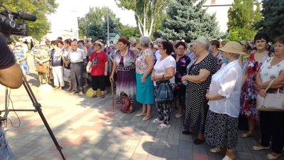 Жителі Новотроїцького на Херсонщині вийшли на акцію протесту — вимагали не підвищувати тарифи Жителі Новотроїцького на Херсонщині вийшли на акцію протесту — вимагали не підвищувати тарифи